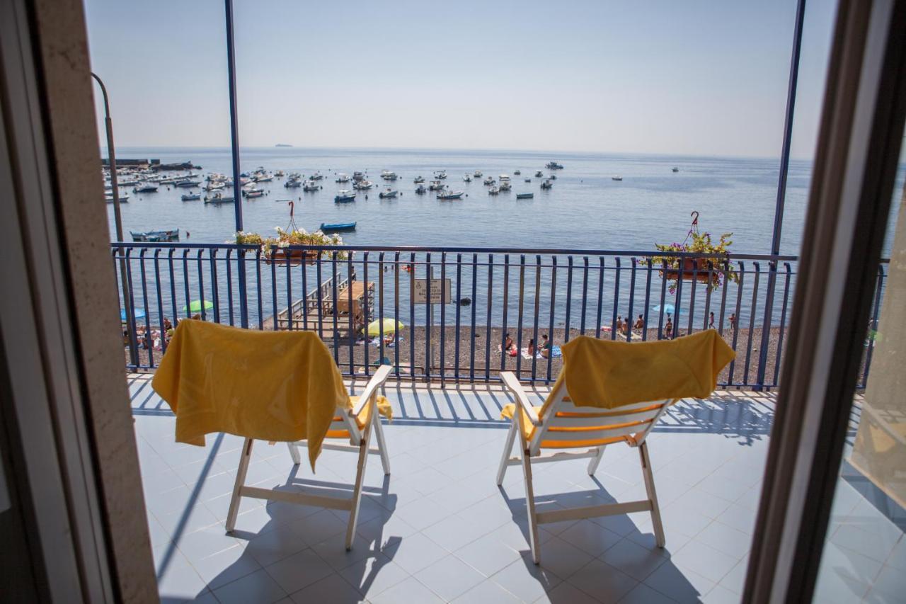 Un Tuffo Nella Baia Di Capomulini Bed & Breakfast อาชิเรอาเล ภายนอก รูปภาพ