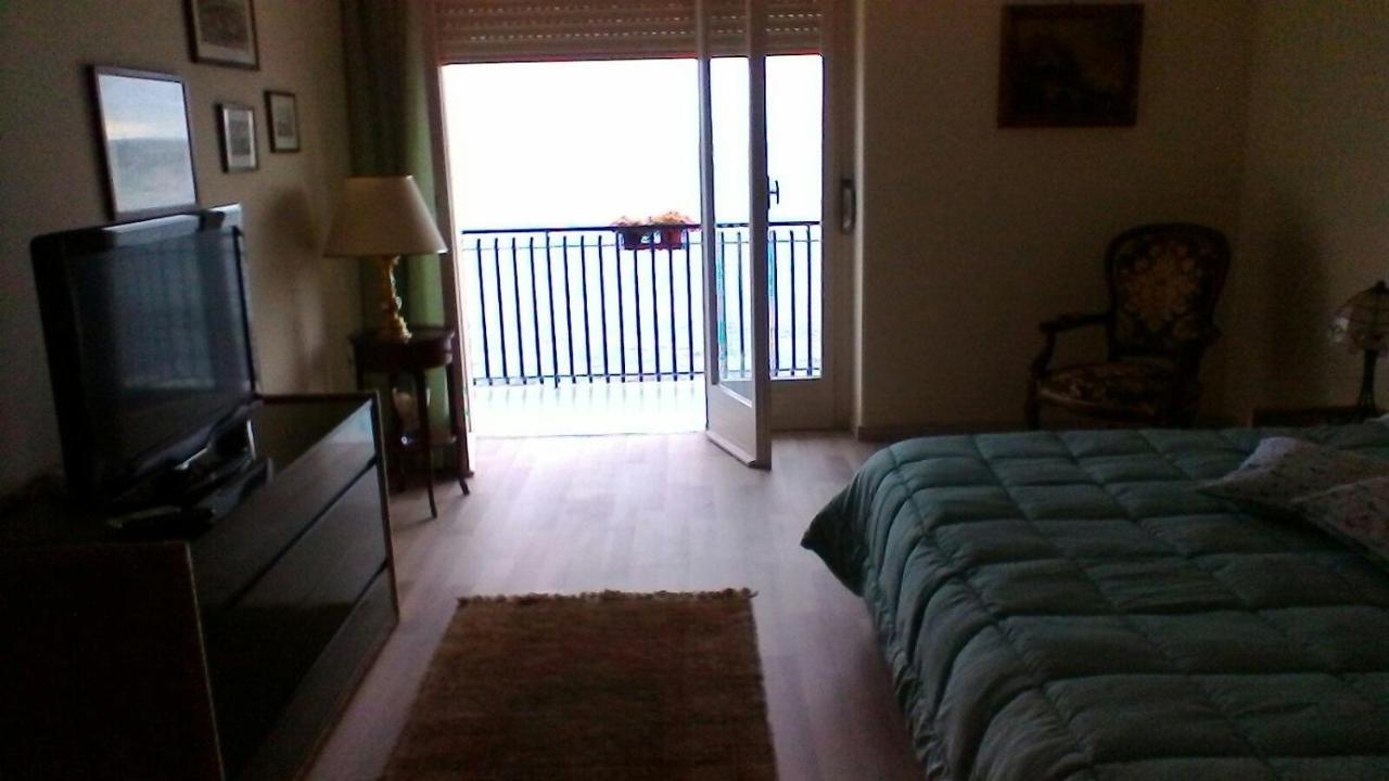 Un Tuffo Nella Baia Di Capomulini Bed & Breakfast อาชิเรอาเล ภายนอก รูปภาพ